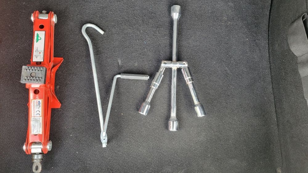 Macaco de carro e  chave de roda