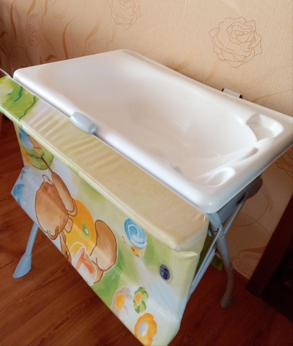 Пеленальний столик з ванночкою