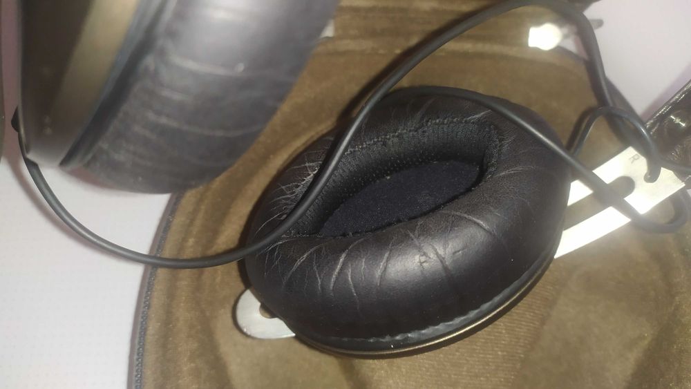 Наушники Sennheiser Momentum.
