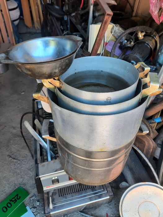 Кастрюлі, таці, подноси, посуд, кокотниця