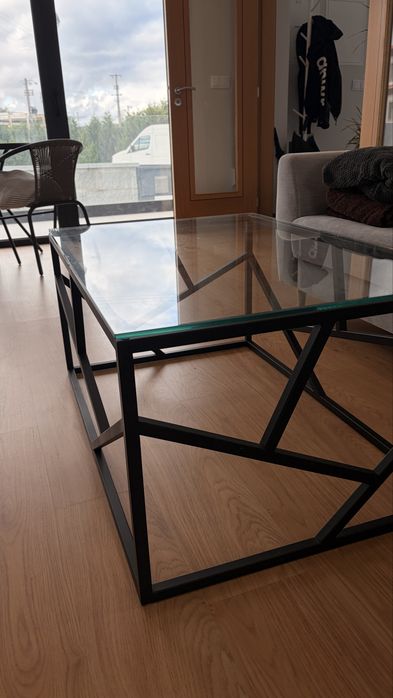 Mesa de centro vidro temperado e ferro preto estilo industrial