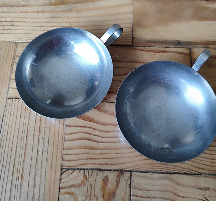 Três taças antigas de metal