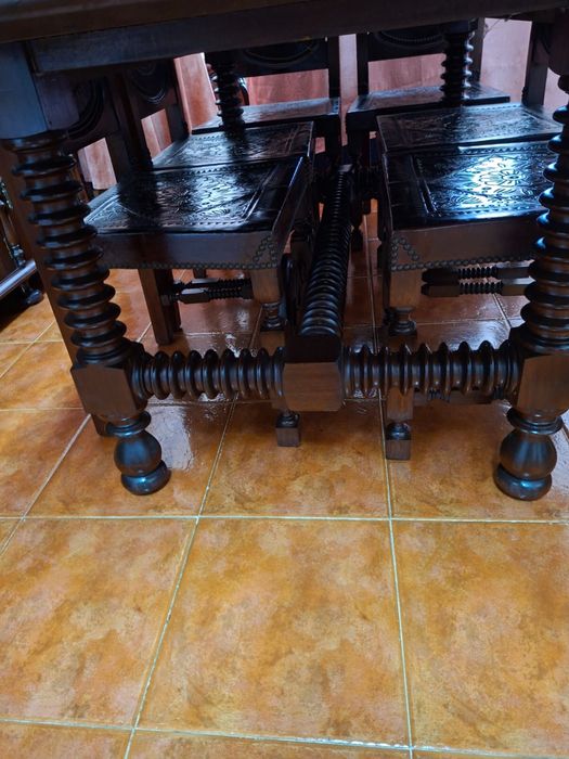 Mesa de jantar e 8 cadeiras antiga