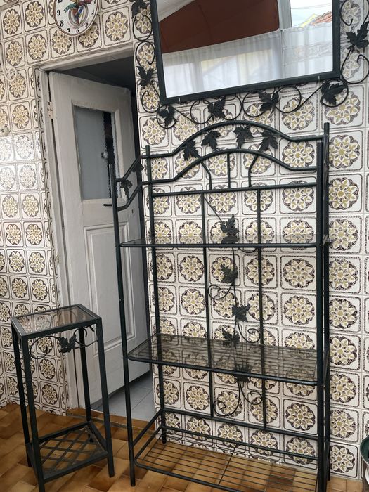 Conjunto estante, espelho e mesa de apoio em ferro