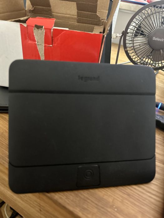 Legrand Noir Black 6 540 02 Gniazdo prądowe uchylne