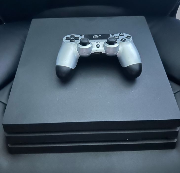 Konsola ps4 1Tb plus pad dualshock 4