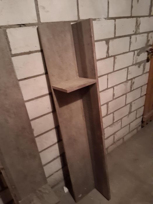 Drewniane półki na książki