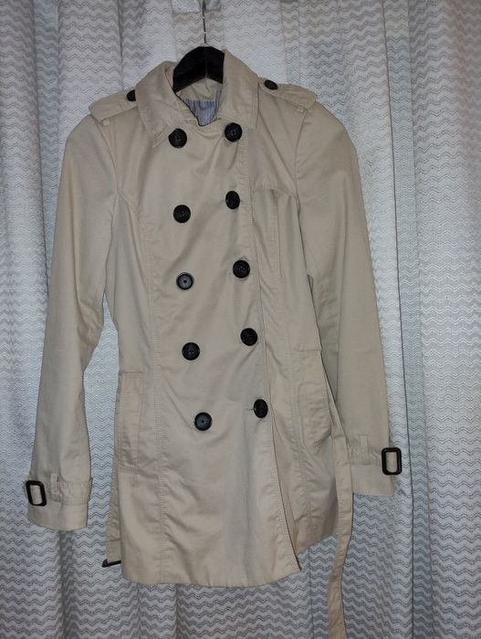 Gabardina Bershka creme