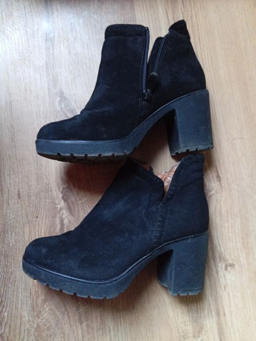 Botki z wycięciami