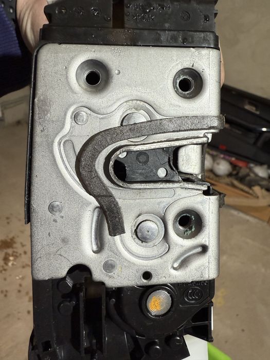 Замок дверей Мерседес w212