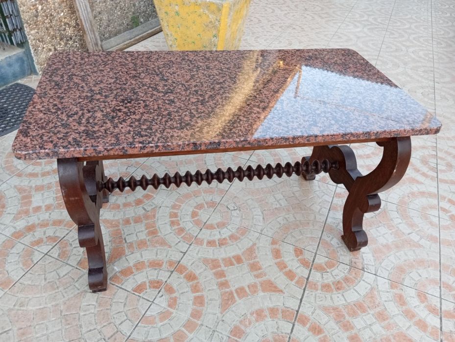 Mesa de sala em madeira