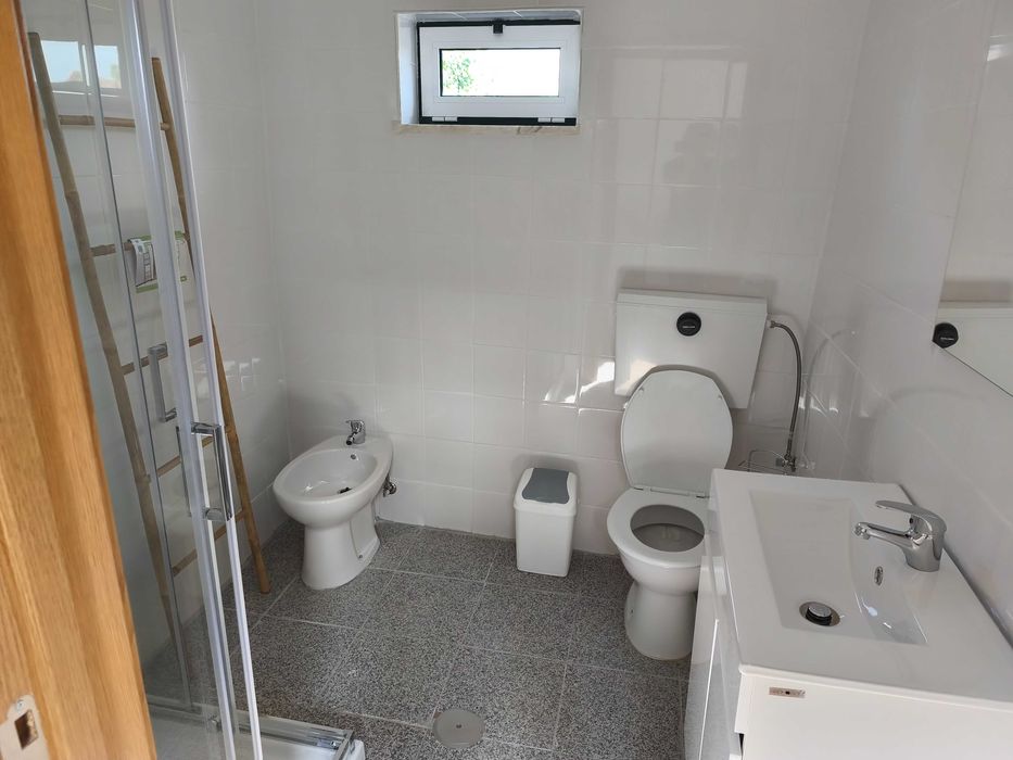 Aluga-se pequena moradia T2 mobilada – Canas de Santa Maria