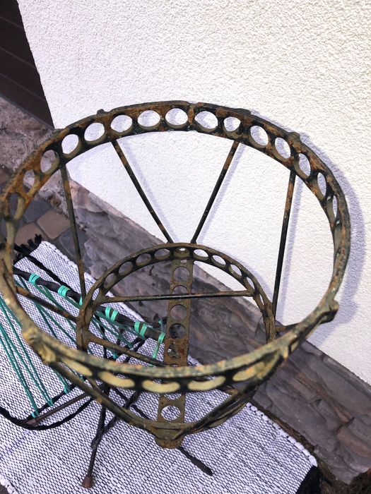 Stary metalowy kwietnik