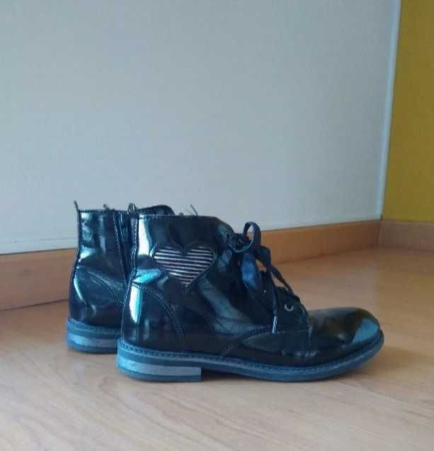 Botas pretas menina