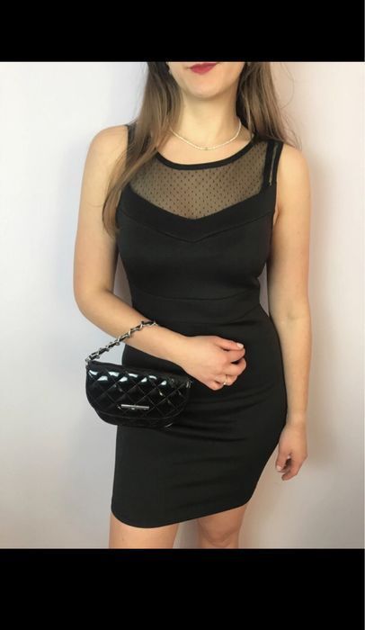 Czarna sukienka krótka obcisła mała czarna z siateczka odkryte plecy
