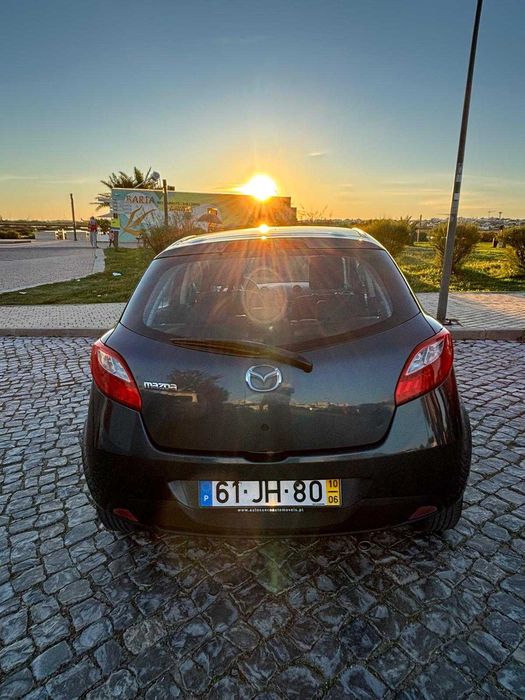Mazda 2 de 2010, cor cinzenta, com cerca de 140.000 km.