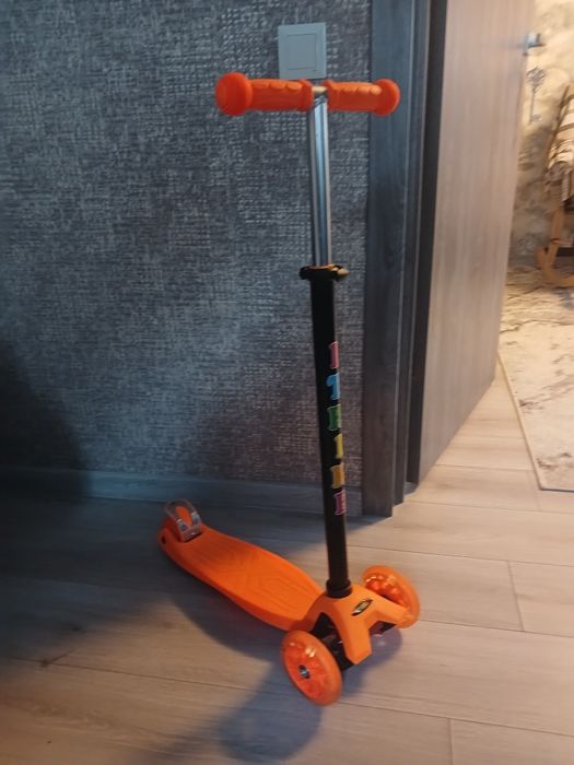 Детский 3х колесный самокат.
