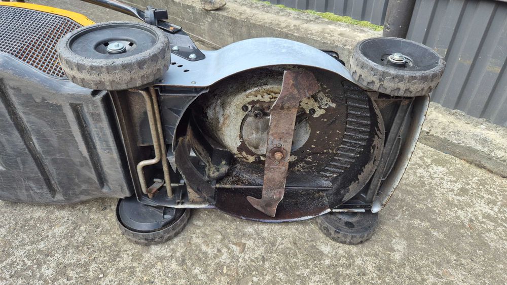 Газонокосилка бензинова .