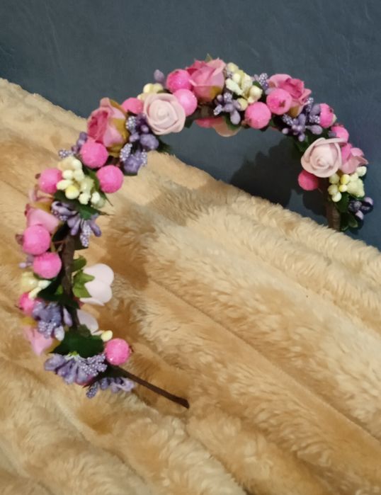 Обідок з густими квітами та ягодами