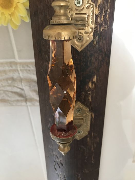 Tabuleiro com bordade de castelo branco e pegas em vidro