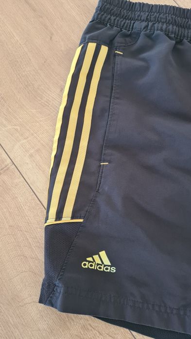 Krótkie spodenki Szorty Adidas. Climalite. Czarne. Żółte paski. Rozmia