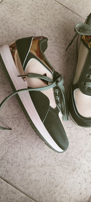 Sapatilhas verdes e douradas