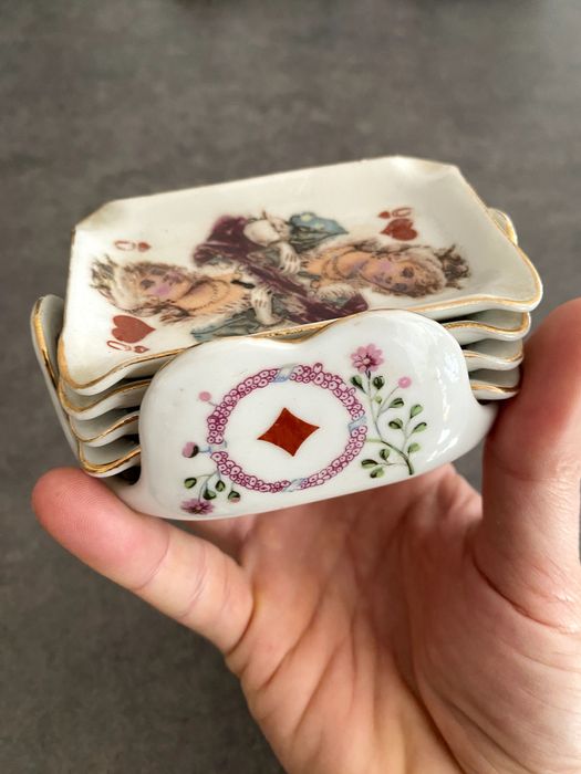 Pratos decorativos com cartas de jogar + suporte