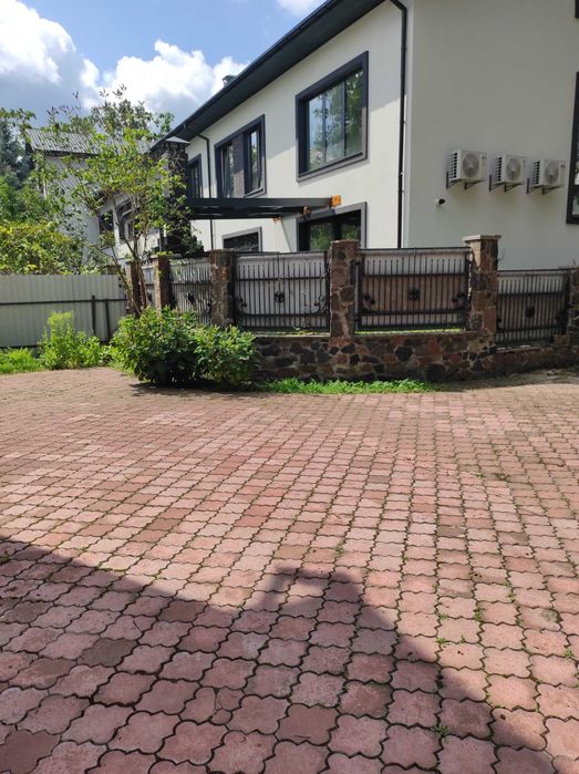 Парковка на  подвір'ї приватного будинку.