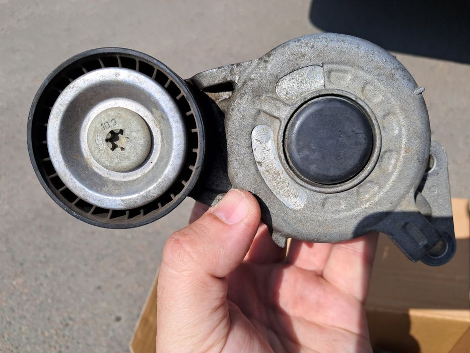 2 ролики з натяжними механізмами + ремінь генератора Пежо 508 2015р.