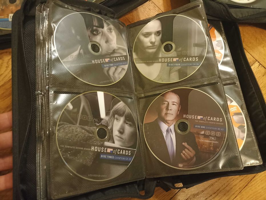 Trzy teczki z płytami DVD – 205 płyt