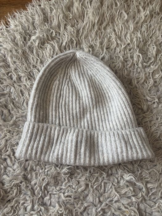 Szara czapka beanie jesienno-zimowa