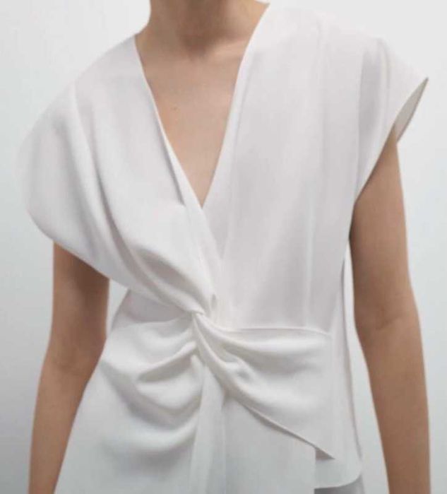 Blusa silhueta assimétrica com detalhe de nó