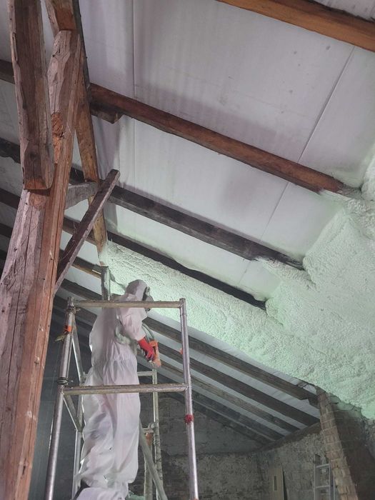 Ocieplenie pianą PUR Olsztyn. Izolacja natryskowa poddasza.