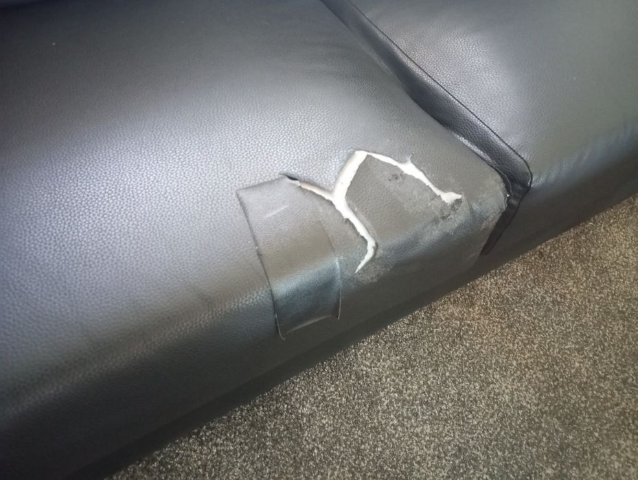 2 sofás de dois lugares cada