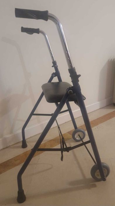 Andarilho com 2 rodas e assento, dobrável. Como novo