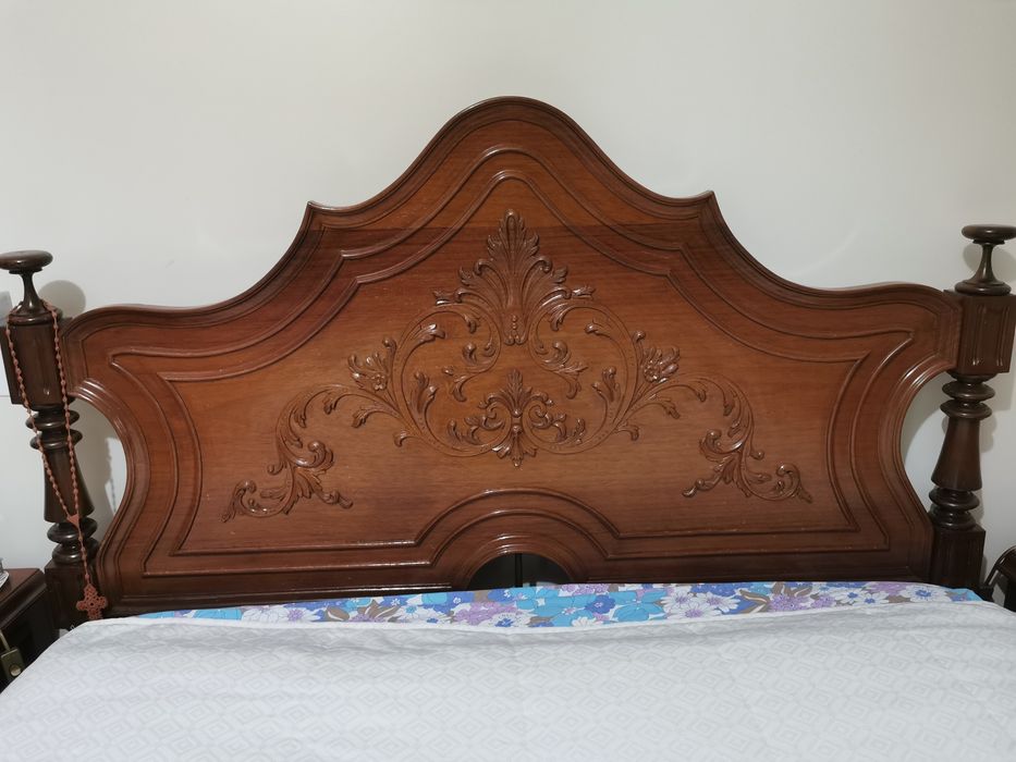 Mobília de quarto completa. Madeira maciça