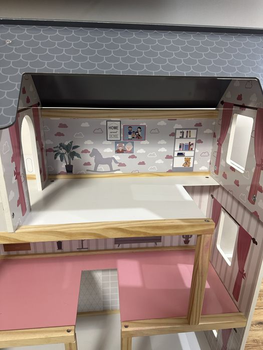 Дитячий деревʼяний будинок для ляльок