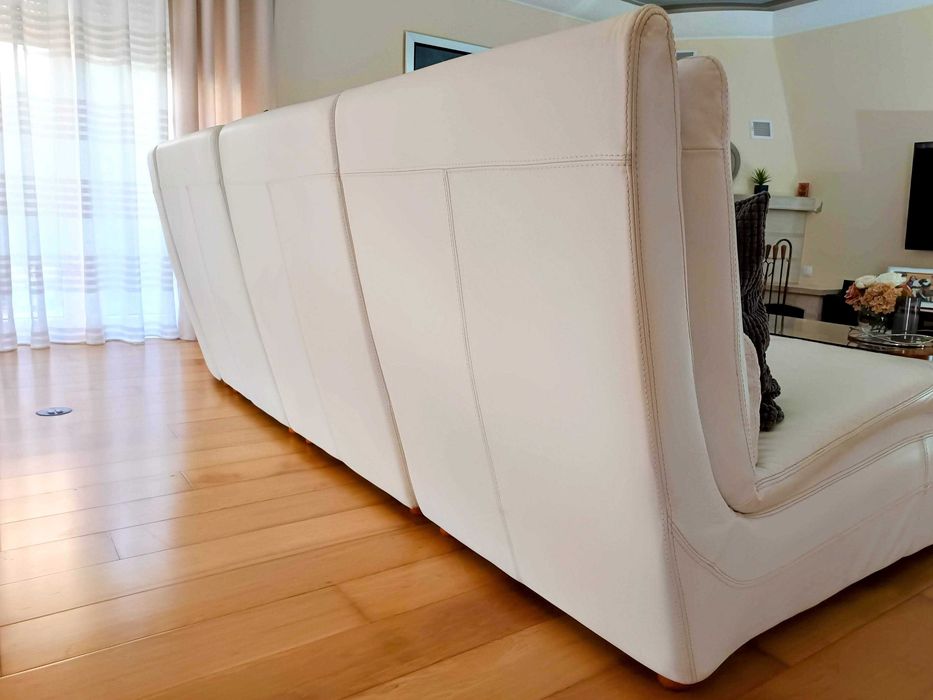 Sofá em pele branca de canto de 6 lugares e chaise longue - desc 30%