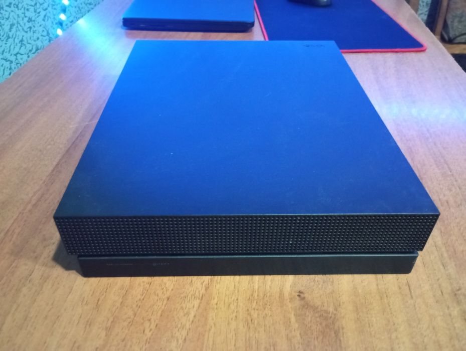 Продам Xbox One X на 1 tb