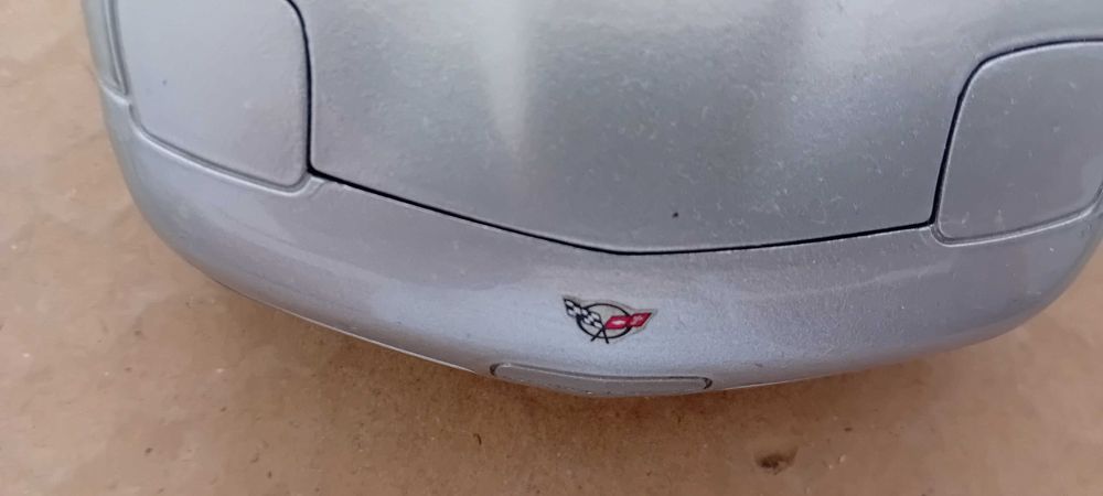 Carro modelo Burago Chevrolet Corvette 1997 escala 1:18  cor prata