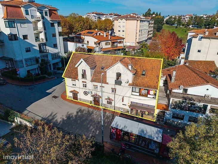 Prédio com Espaço de Restauração e 5 Apartamentos – Santa Comba Dão