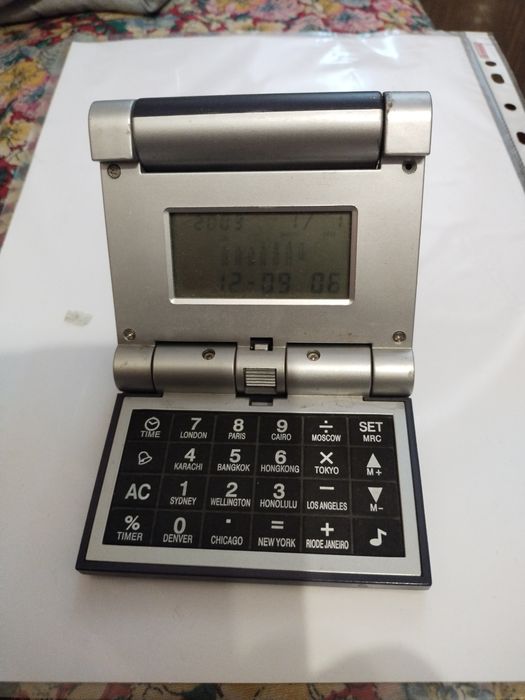 Настольні часи. Календар. Калькулятор.