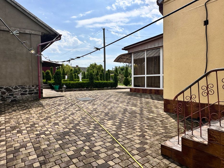 2 будинки+виробниче двоповерхове приміщення на території