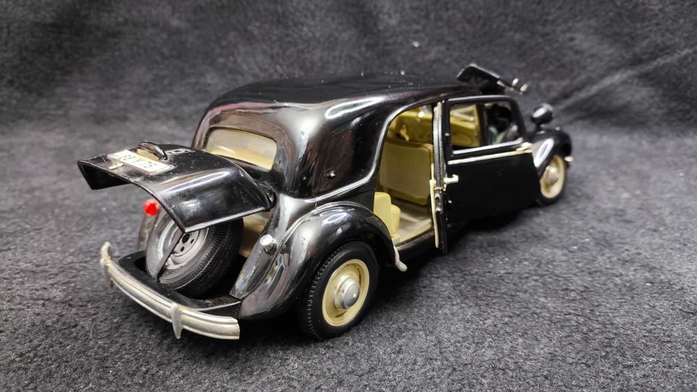Модель авто 1.18 Citroen 15CV 6 Cyl 1952 Black (Maisto, made in Thailand)