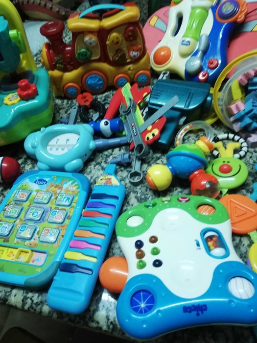 Caixa de legos e brinquedos