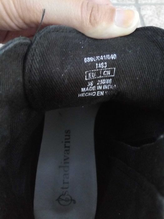 Botas pele Stradivarius Pretas rasas chuva pérolas