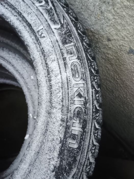 Sprzedam opony zimowe Nokian 235/55/17 z kolcami.
