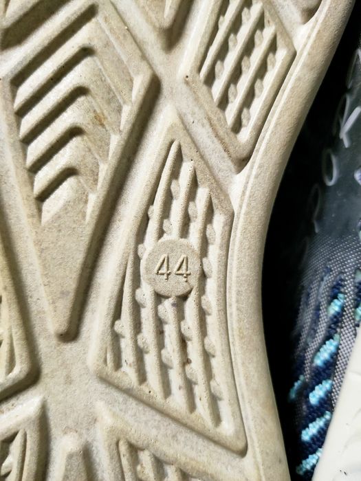 Продам чоловічі легкі зручні кросівки  в дуже гарному стані 44р.