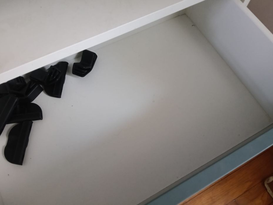 Móvel TV IKEA BESTÅ 120 cm com tampo de vidro
