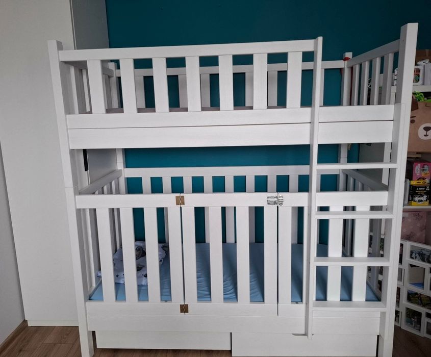 Łóżko piętrowe ze schodami lub z drabinką, pojedyncze